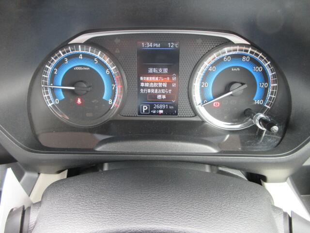 シンプルで見やすいデザインのメーターパネルです。車の情報が表示される大事な場所だからこそ見やすさが大切ですね。