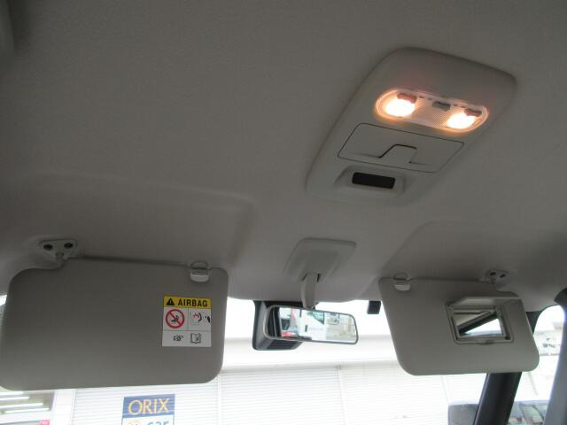 簡易的な身だしなみチェックが出来るバニティミラー付きです☆