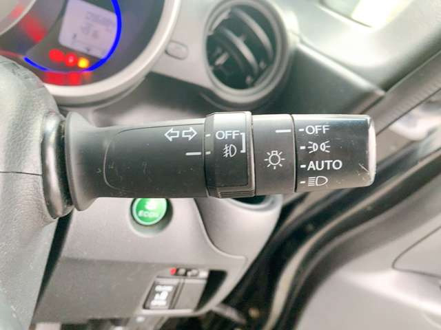 【オートライト】車外の明るさを検知して、自動的にヘッドライトを点灯してくれます♪トンネルを走行する際にも、自動的に点灯してくれて便利な装備の1つです♪