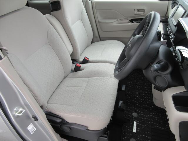 運転席側には、座席の高さ調節が出来るシートリフター付です。