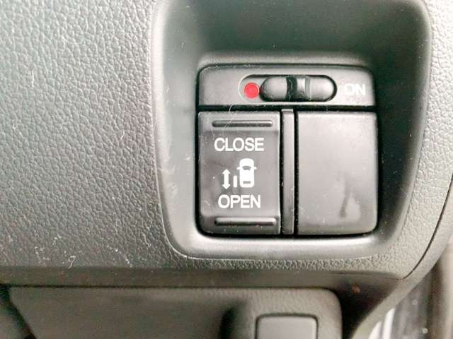 【電動スライドドア】ドアの開閉をワンタッチで行うことができます♪便利な機能の一つですね♪