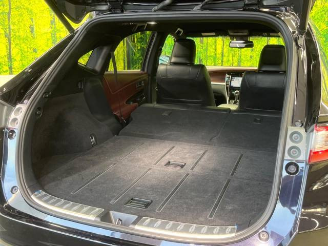 ���i�̂���������ʋ΁A���}���ɏ\���ȉ׎��X�y�[�X���m�ۂ��Ă���܂��B�Z�J���h�V�[�g��|���ƁA�傫�ȉו��̐ύڂ��\�ł���