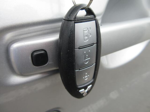 キーをポケットに入れたままでもエンジンON/OFF、ドア施錠/開錠可能♪便利なスマートキーです。