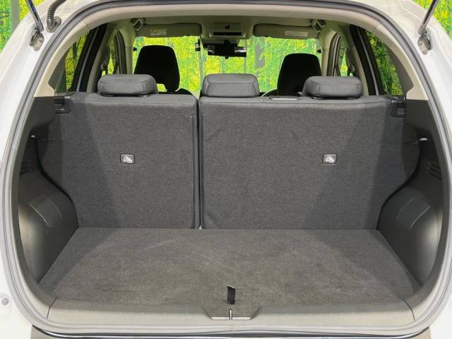 ���i�̂���������ʋ΁A���}���ɏ\���ȉ׎��X�y�[�X���m�ۂ��Ă���܂��B�Z�J���h�V�[�g��|���ƁA�傫�ȉו��̐ύڂ��\�ł���