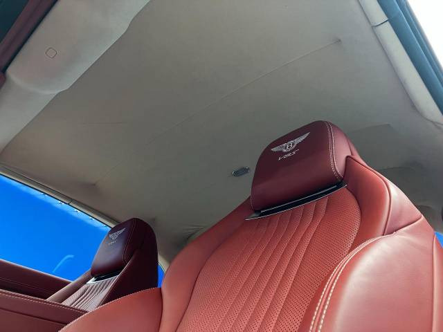 天井内張の状態も良く、シミ・汚れなどありません。またタバコ臭やペット臭等も感じられませんので、快適にお使いいただけます。