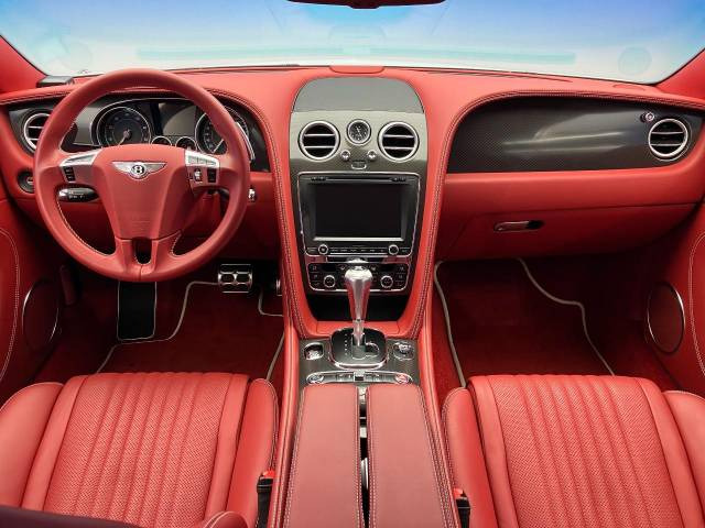 人気のオプションなどが多く装備されている車内です。気になるポイントなどもお気軽にお問い合わせください。お問い合わせはTEL072-224-4908