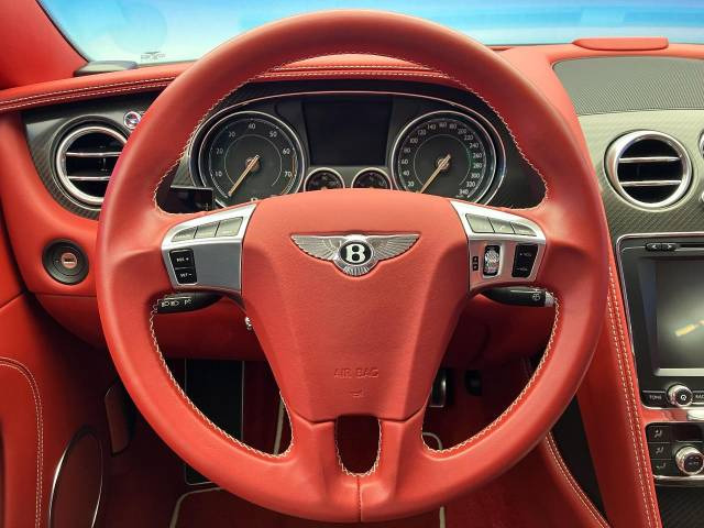 店頭で現車のご確認も頂けますので、是非ご来店ください。ご来店時は事前ご予約をいただけますとスムースにご案内させていただけます。また勝手ながら毎週火曜日と第三水曜日に定休日をいただいております。