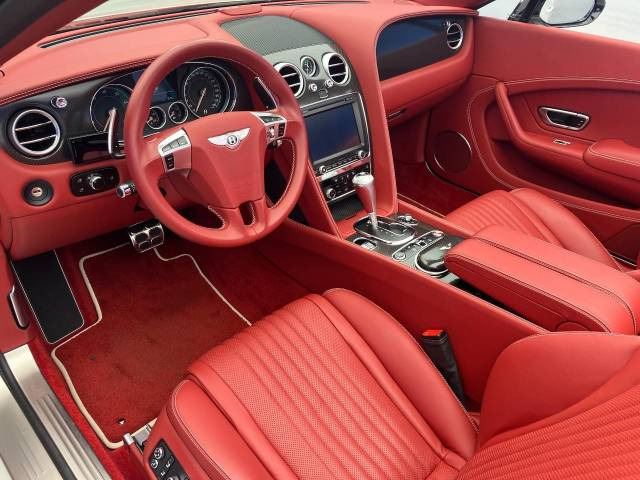 シートについても状態良く維持されている個体です。オートステージでは専用のシート生地をガードするコーティングもご用意してります。是非お申し付け下さい。