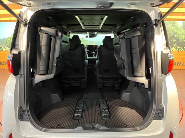 ���i�̂���������ʋ΁A���}���ɏ\���ȉ׎��X�y�[�X���m�ۂ��Ă���܂��B�Z�J���h�V�[�g��|���ƁA�傫�ȉו��̐ύڂ��\�ł���