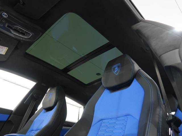 天井内張の状態も良く、シミ・汚れなどありません。またタバコ臭やペット臭等も感じられませんので、快適にお使いいただけます。