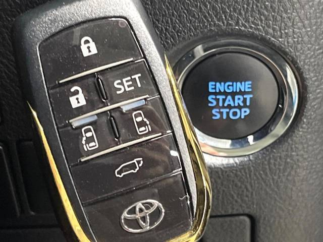 【スマートキー】カバンやポケットに入れたままでもドアの施錠・解錠が可能なスマートキーを装備。エンジンのオン・オフ時もカギを取り出す必要が無いからとっても便利です♪