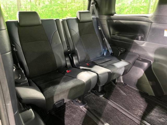 3列目シートはもちろん状態良好☆大人でもゆったりと座って頂けますので、大人数でのお出かけもラクラクです♪ご家族で、気の知れた仲間で、ドライブに行くのが楽しみですね♪