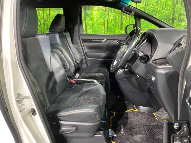 【ハーフレザーシート】高級感と座り心地を両立した人気のシート♪背面・座面のファブリック素材は、通気性の良さや滑りにくさに優れています。気温や服装に左右されず快適にお乗りいただけます。