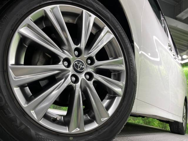 【純正18インチアルミホイール】外観にマッチした純正アルミホイールを装着しております。各種社外アルミホイールや、スタッドレスタイヤも取扱いしております。是非ご相談ください♪