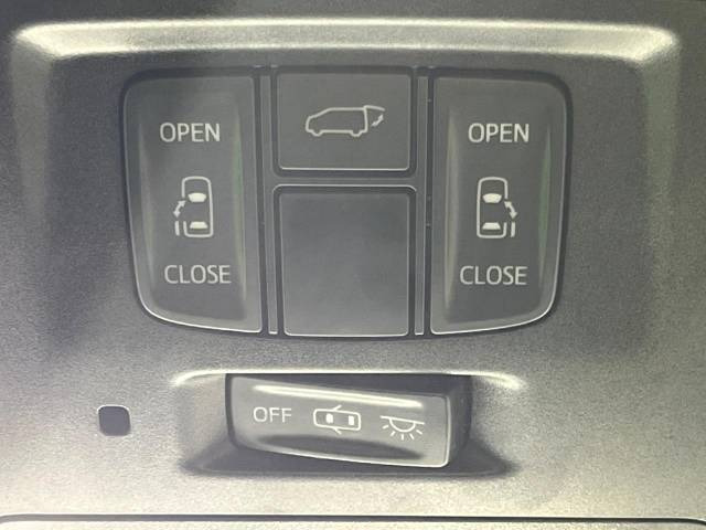 【両側パワースライドドア】スマートキーや運転席のスイッチで後席両側スライドドアの開閉が可能♪電動だから力を入れてドアを開ける必要が無く、小さなお子様でも簡単に開け閉めでき快適です♪