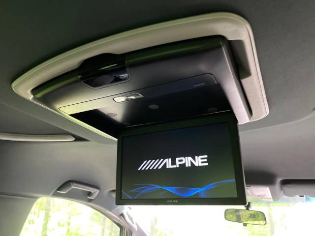 【フリップダウンモニター】大画面モニターで後席でもエンタメをお楽しみいただけます。小さなお子様にも大人気の装備です♪