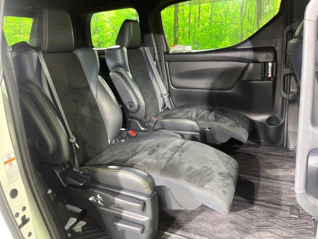 二列目中央はウォークスルーとなっております。二列目と三列目の移動や乗り降りがとっても楽になるので、乗り降りの際もストレスを感じることはありません♪