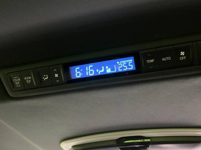 【リアオートエアコン】広い後部座席には必須の機能!風量や温度を自動で調整し前席と同様な車内環境にしてくれるリアオートエアコンを装備。夏の暑さも冬の寒さもストレスなく快適にお過ごしいただけます♪