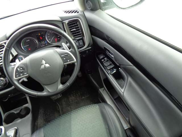 アウトランダーPHEV2.0 G ナビパッケージ 4WD