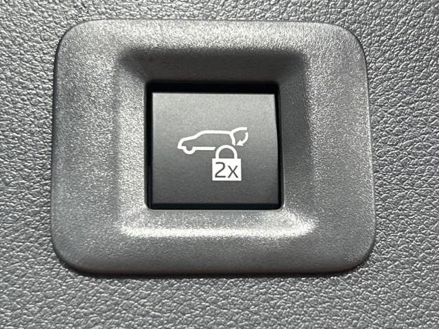 【パワーバックドア】スマートキーや運転席のボタンを押すだけでリアゲートが自動で開閉します!荷物を持っている時や、高い位置にあるバックドアを閉める際に便利な機能です♪