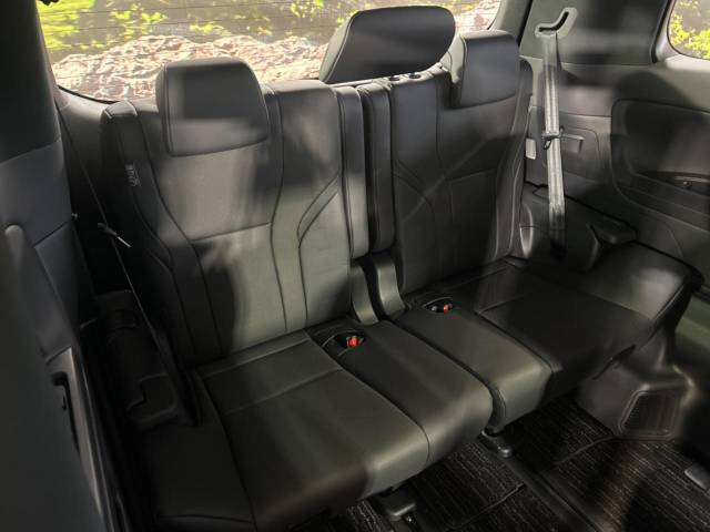 3列目シートはもちろん状態良好☆大人でもゆったりと座って頂けますので、大人数でのお出かけもラクラクです♪ご家族で、気の知れた仲間で、ドライブに行くのが楽しみですね♪