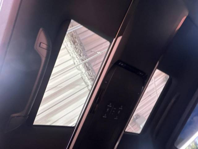 【ガラスルーフ】ガラスルーフ搭載で車内の解放感が一気にアップ!開放的なドライブをお楽しみいただけます。