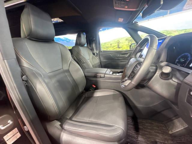 運転席シート廻りは使用感も少なく、良好な状態となっています。丁寧に使われていたことがよくわかりますね。