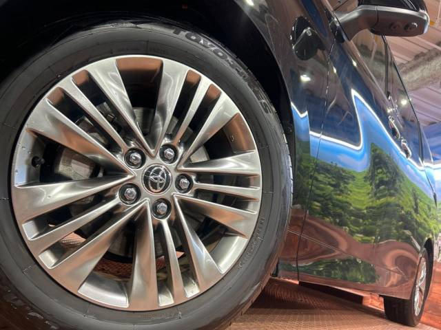 【純正18インチアルミホイール】外観にマッチした純正アルミホイールを装着しております。各種社外アルミホイールや、スタッドレスタイヤも取扱いしております。是非ご相談ください♪