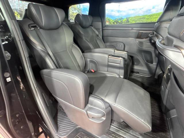 【オットマン付セカンドシート】足を延ばしてリラックスしたいときに便利なオットマン!ロングドライブや仮眠の際にもゆったり快適にお過ごしいただけます♪