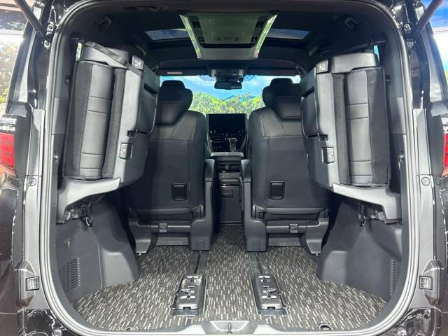 ラゲッジルームは、大容量のスペースを確保。普段のお買い物からレジャーまで、幅広く活躍してくれます!また、リアシートを倒すことでバリエーション豊かにお使いいただけます。