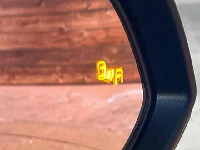 【ブラインドスポットモニター】走行中、ドアミラーの死角になりやすい箇所に後続車が接近するとサイドミラーのレンズに警告を表示!ドライバーに注意喚起をしてくれます。