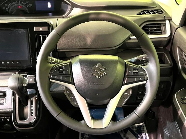 【純正革巻きステアリング】上質な革を使用することで、手にしっかり馴染みとても運転しやすいハンドルです♪