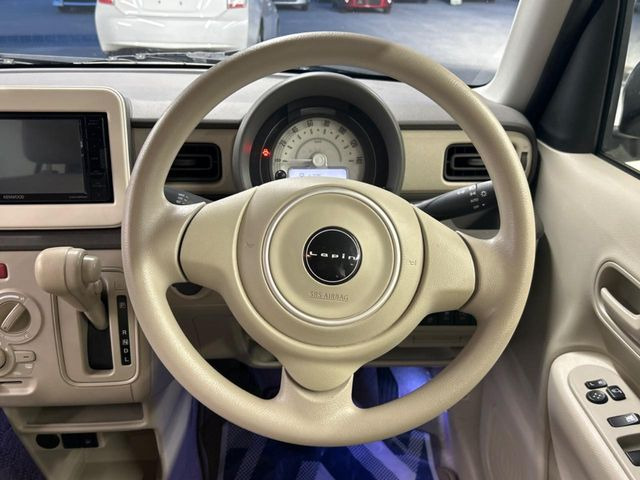 �C���e���A�ɍ��킹���f�U�C���̃X�e�A�����O�́A�^�]�������̂��Ƃ��l���A�^�]���₷���`��A�傫���ł��B�����x�A���ۂɐG���Ă��m���߂��������B