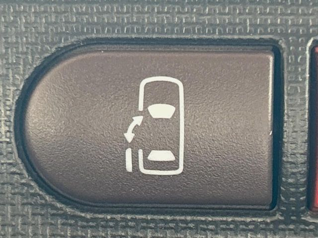 【パワースライドドア】スマートキーや運転席のスイッチでスライドドアの開閉が可能♪電動だから力を入れてドアを開ける必要が無く、小さいお子様でも、重い荷物を持っている時もラクに開け閉めできます♪