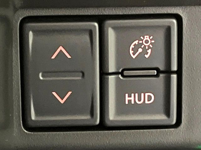 【ヘッドアップディスプレイ】現在の速度や走行情報をデジタル表示で運転席前方のガラスに投影!運転中、目線をずらさず必要な情報を確認できるのでとっても便利で安心!