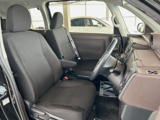 運転席まわりには十分なスペースがあり、大柄な方でもゆったり運転していただける環境です。