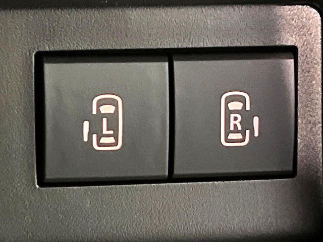 【両側パワースライドドア】スマートキーや運転席のスイッチで後席両側スライドドアの開閉が可能♪電動だから力を入れてドアを開ける必要が無く、小さなお子様でも簡単に開け閉めでき快適です♪