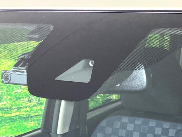 【インテリジェントエマージェンシーブレーキ】フロントカメラで前方の車両や歩行者を検知。衝突しそうな時は衝突被害軽減ブレーキが作動、衝突回避をサポート。より安全にドライブをお楽しみいただけます。