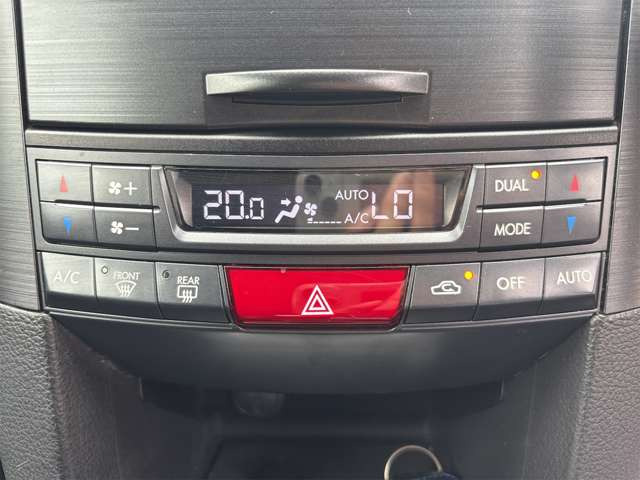 ���E�Ɨ��I�[�g�G�A�R��