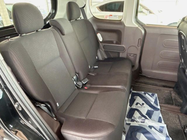 広々とした2列目シートは居住性が高く、居心地も快適!友達や家族とのお出かけにぴったりです。ベビーシートやチャイルドシート使用時も快適にお過ごしいただける十分な空間を確保しています。