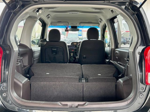 ラゲッジルームは、大容量のスペースを確保。普段のお買い物からレジャーまで、幅広く活躍してくれます!また、リアシートを倒すことでバリエーション豊かにお使いいただけます。