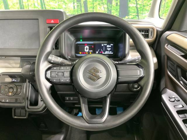 �C���e���A�ɍ��킹���f�U�C���̃X�e�A�����O�́A�^�]�������̂��Ƃ��l���A�^�]���₷���`��A�傫���ł��B�����x�A���ۂɐG���Ă��m���߂��������B