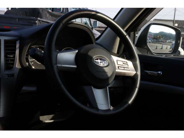 よく触れるステアリングは傷も少なく綺麗な状態です!