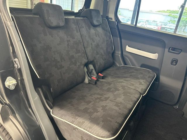 後部座席も気になるようなキズ・汚れやへたり等、大きなダメージはなく、良好な状態です。