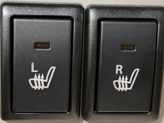 【シートヒーター】寒い日に重宝するシートヒーター!エアコンより早く温まってくれるので寒がりの人も安心ですね♪エアコンの温風は乾燥するから苦手、という方にもをおすすめです。