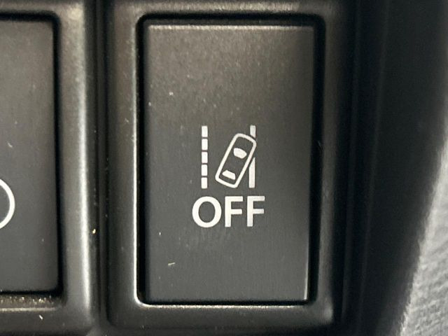 【車線逸脱警報】道路上の白(黄)線を認識し、意図せず走行中の車線からはみ出しそうになった時、メーター内の警告灯とブザーで注意喚起してくれる安心・安全機能です♪