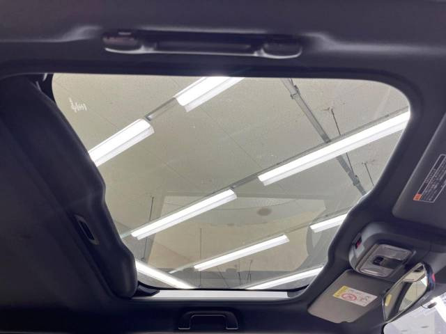 【ガラスルーフ】ガラスルーフ搭載で車内の解放感が一気にアップ!開放的なドライブをお楽しみいただけます。