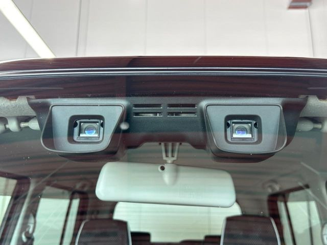 【i-ACTIVESENSE】走行中に前方の車両等を認識し、衝突しそうな時は警報とブレーキで衝突回避と被害軽減をアシスト。より安全にドライブをお楽しみいただけます。