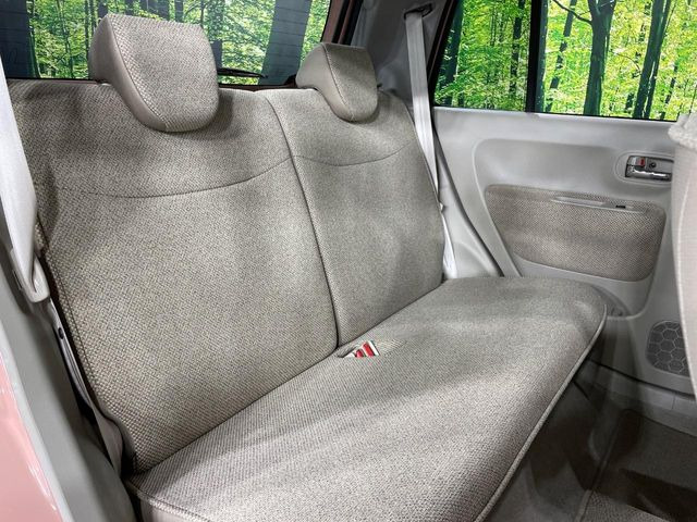 後部座席も気になるようなキズ・汚れやへたり等、大きなダメージはなく、良好な状態です。