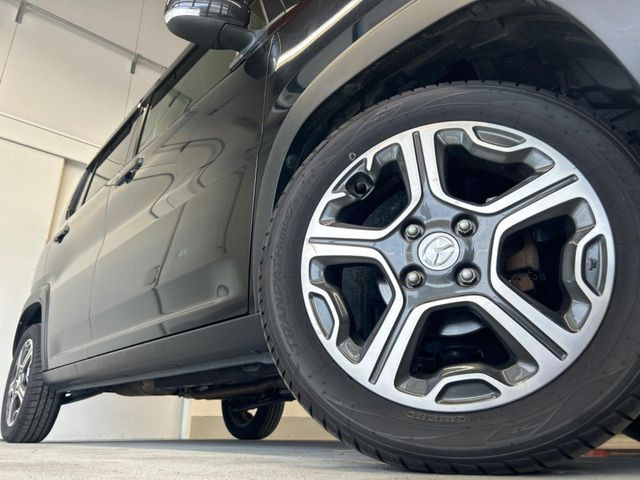 【純正15インチアルミホイール】外観にマッチした純正アルミホイールを装着しております。各種社外アルミホイールや、スタッドレスタイヤも取扱いしております。是非ご相談ください♪